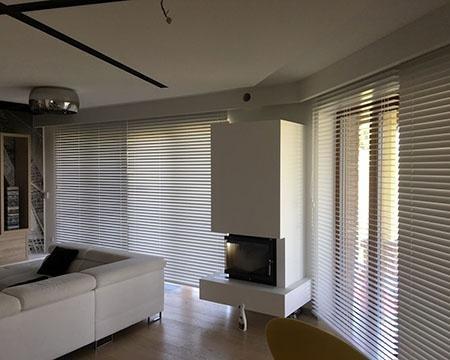 Białe żaluzje drewniane w salonie