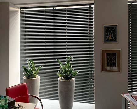 Czarne żaluzje drewniane w salonie