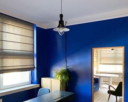 Rolety rzymskie w małym salonie