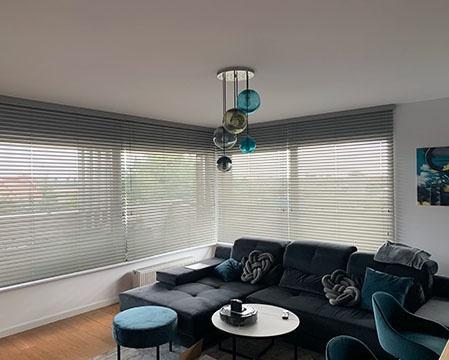 Żaluzje aluminiowe 5 cm w salonie