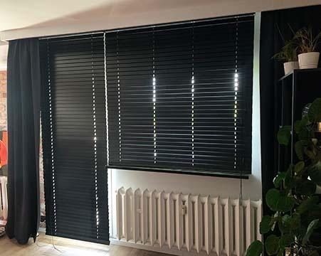 Żaluzje drewniane 5 cm w salonie