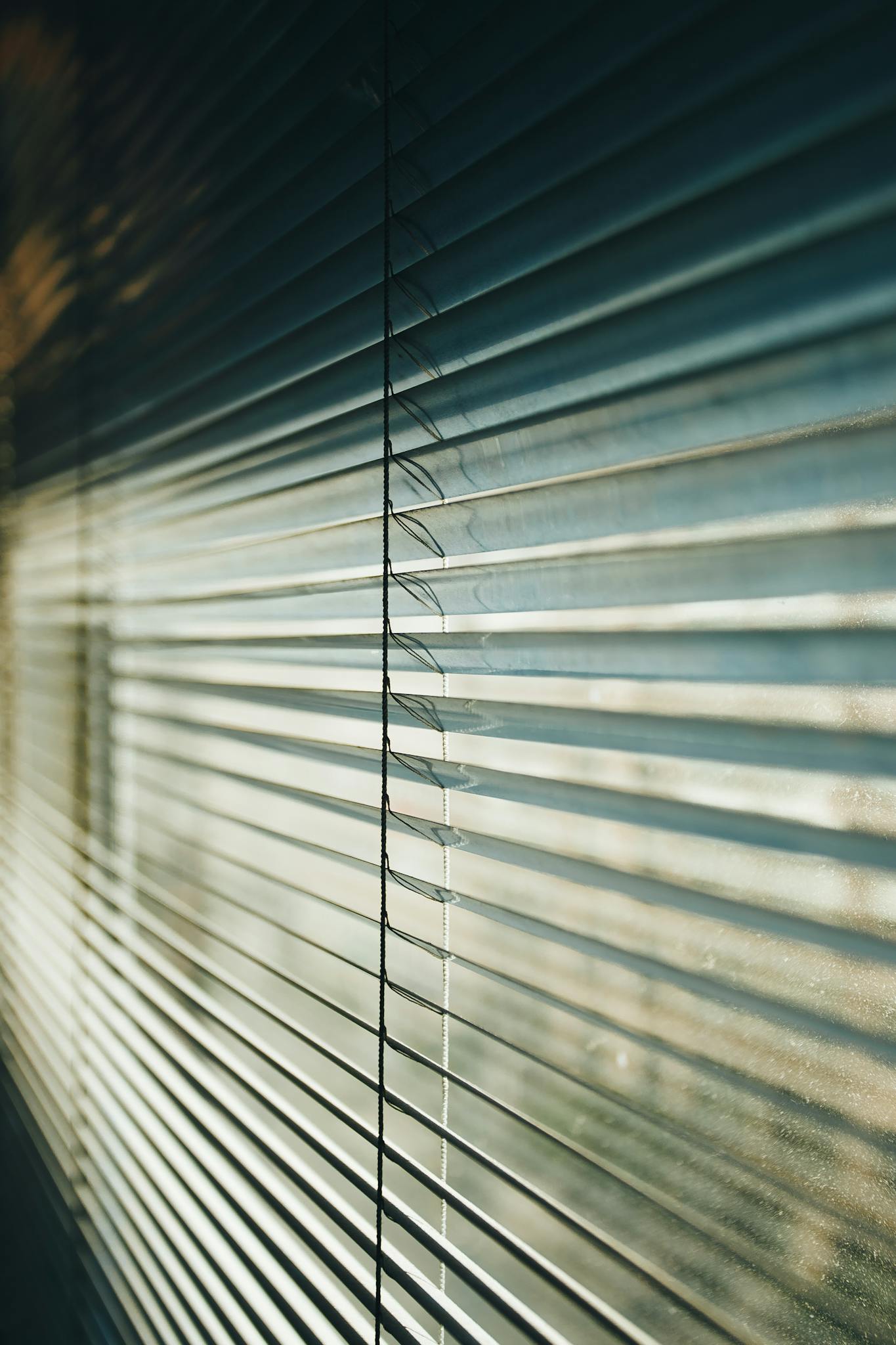 modern metal venetian blinds in white color